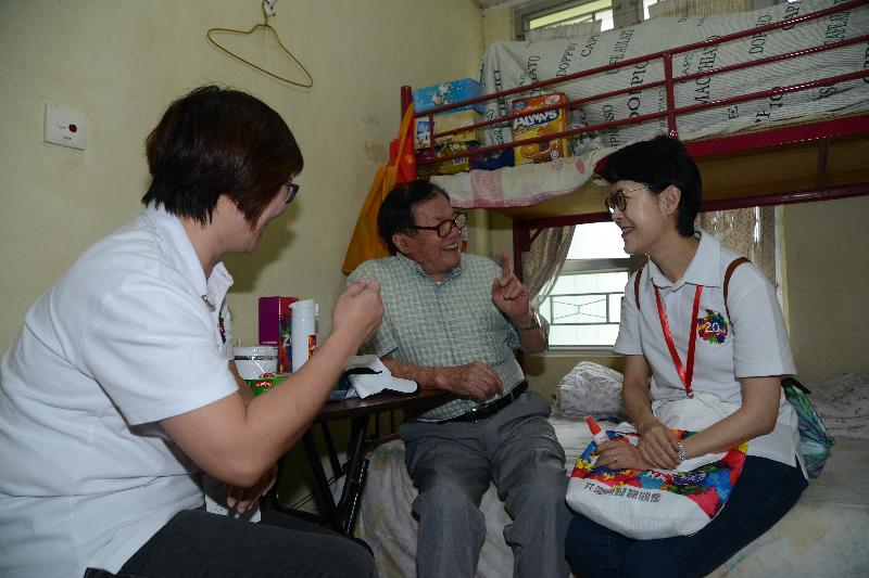 The Director of Administration, Ms Kitty Choi (first right), visited a senior person in Sham Shui Po today (May 20) and distributed a gift pack to him to share the joy of the 20th anniversary of the HKSAR establishment.