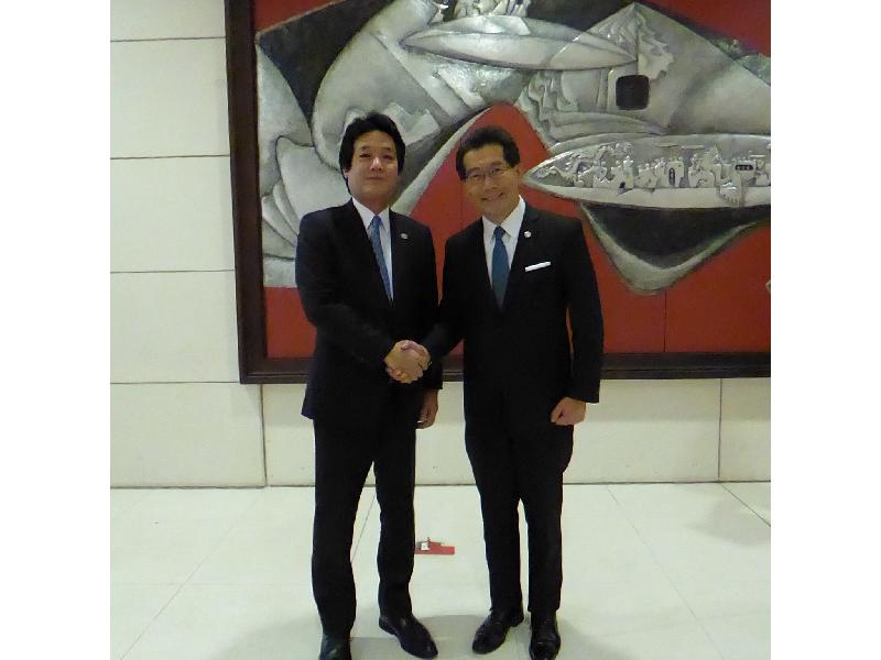商務及經濟發展局局長蘇錦樑（右）今日（五月二十日）在越南河內與日本外務省副大臣薗浦健太郎會面，就香港與日本的經貿關係交流意見。
