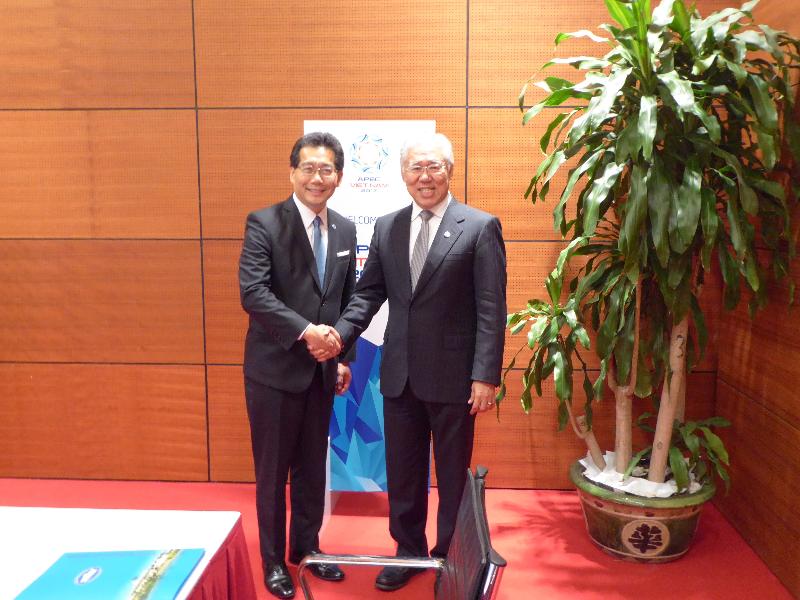 商務及經濟發展局局長蘇錦樑（左）今日（五月二十日）在越南河內與印尼貿易部部長Enggartiasto Lukita舉行雙邊會議，就中國香港－東盟自由貿易協定的議題交流意見。