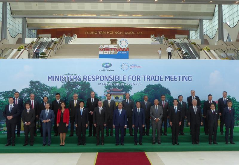 The Secretary for Commerce and Economic Development, Mr Gregory So (fourth right, front row), is pictured with other trade ministers attending the Asia-Pacific Economic Cooperation Ministers Responsible for Trade Meeting in Hanoi, Vietnam today (May 20).