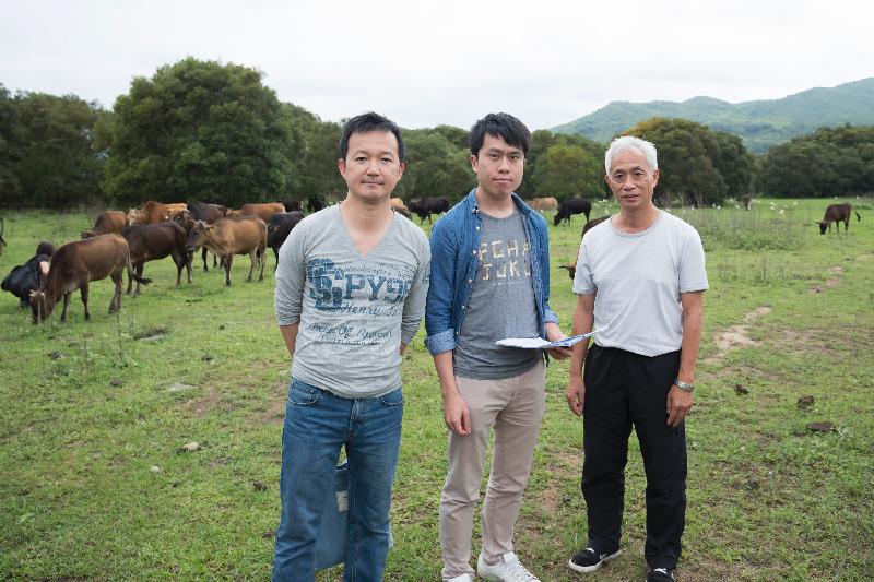 Legislative Council Members today (May 20) conduct a site visit to Sai Kung to follow up on a complaint about issues relating to the conservation of cattle. (From left) Legislative Council Members Mr Chan Chi-chuen, Mr Kwong Chun-yu and Mr Leung Yiu-chung.
