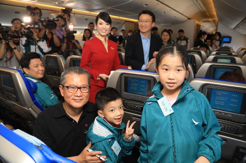 财政司司长陈茂波今日（五月二十一日）参与国泰航空举办的2017「空中之旅」活动。图示陈茂波（前排左一）在机上与参与活动的小朋友合照。
