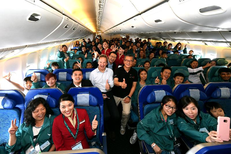财政司司长陈茂波今日（五月二十一日）参与国泰航空举办的2017「空中之旅」活动。图示陈茂波（第二排左五）、国泰航空公司行政总裁何杲（第二排左四）和其他嘉宾在机上与参与活动的家庭合照。