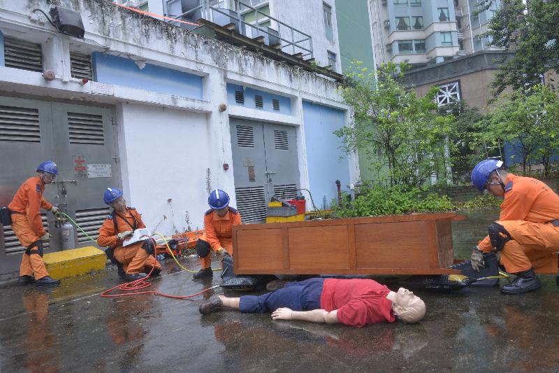 民众安全服务队（民安队）两年一度、为期两日的大型演习「洋紫荆」今日（五月二十一日）圆满结束。图示民安队紧急救援中队运用气垫唧拯救在楼宇倒塌意外中被困人士。