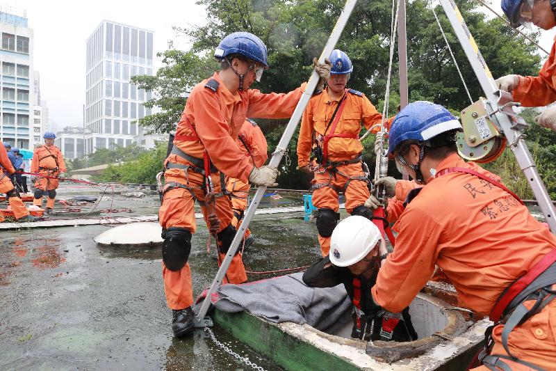 The two-day, large scale exercise codenamed "Exercise Bauhinia", biennially held by Civil Aid Service (CAS), concluded successfully today (May 21). Photo shows tripod rescue demonstration conducting by the CAS Emergency Rescue Company.