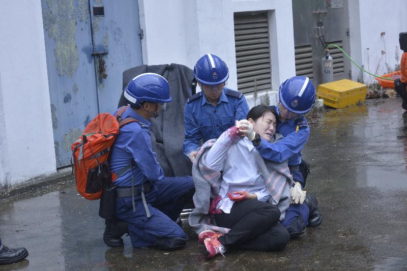 The two-day, large scale exercise codenamed "Exercise Bauhinia", biennially held by Civil Aid Service (CAS), concluded successfully today (May 21). Photo shows CAS handles a casualty who is severed palm.
