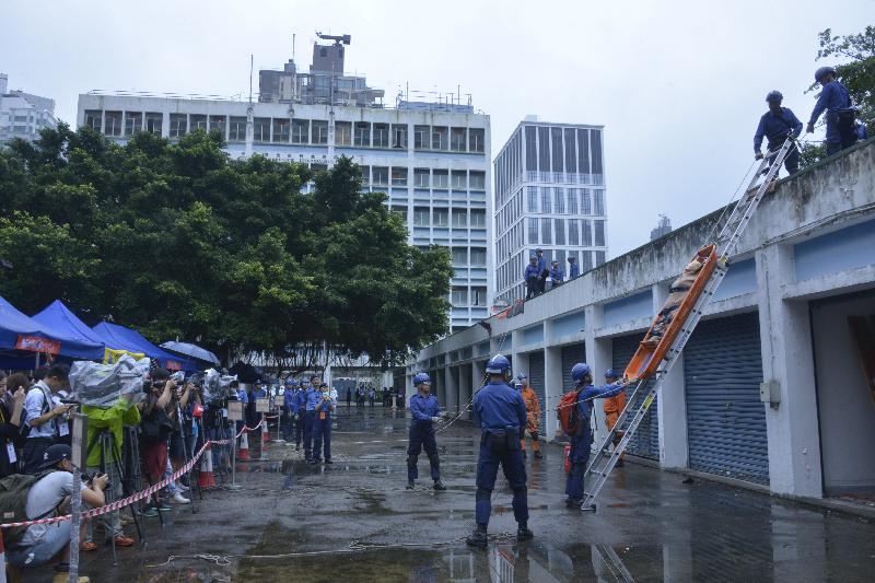 The two-day, large scale exercise codenamed "Exercise Bauhinia", biennially held by Civil Aid Service (CAS), concluded successfully today (May 21). Photo shows the CAS members employing the ladder slide rescue method to evacuate casualties from the rooftop to the ground.