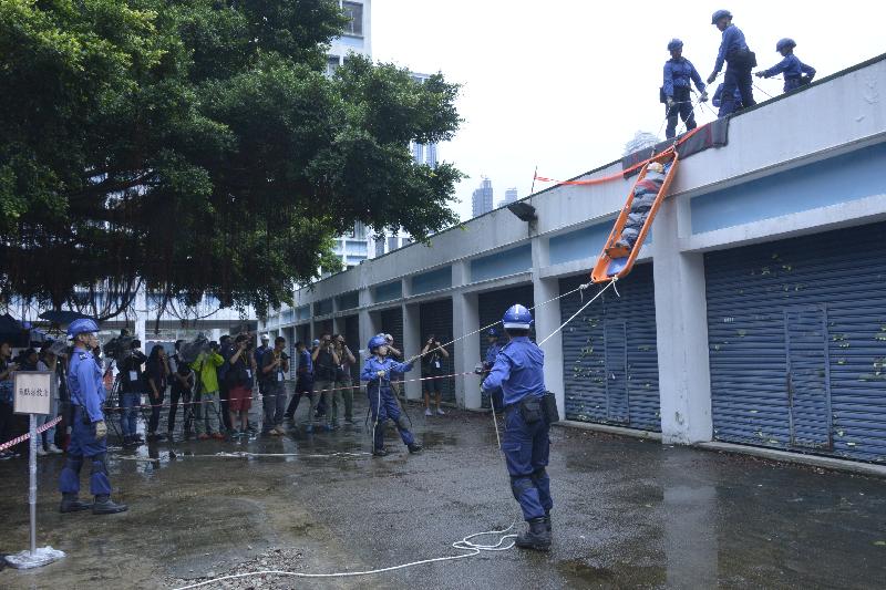 The two-day, large scale exercise codenamed "Exercise Bauhinia", biennially held by Civil Aid Service (CAS), concluded successfully today (May 21). Photo shows CAS members using the two-point suspension rescue method to convey casualties to the ground.