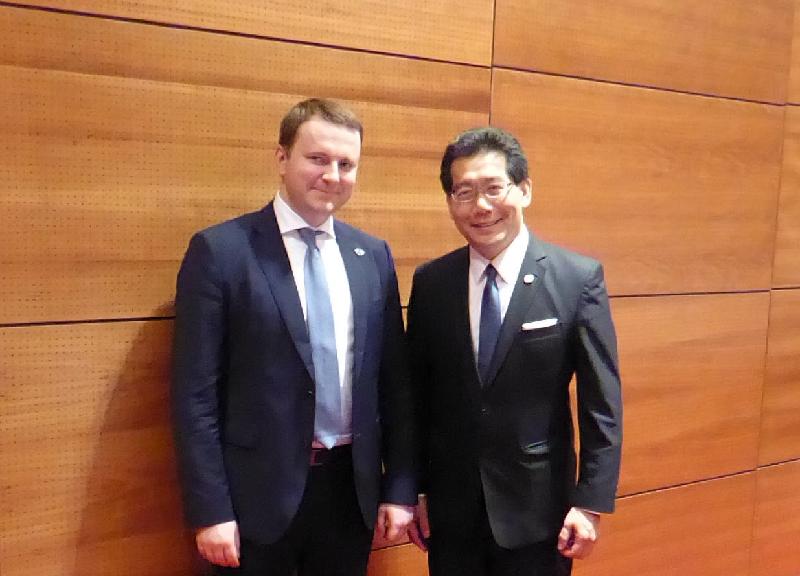 商務及經濟發展局局長蘇錦樑（右）今日（五月二十一日）在越南河內與俄羅斯聯邦經濟發展部部長Maksim Oreshkin舉行雙邊會議，討論香港和俄羅斯之間的貿易和經濟合作事宜。
