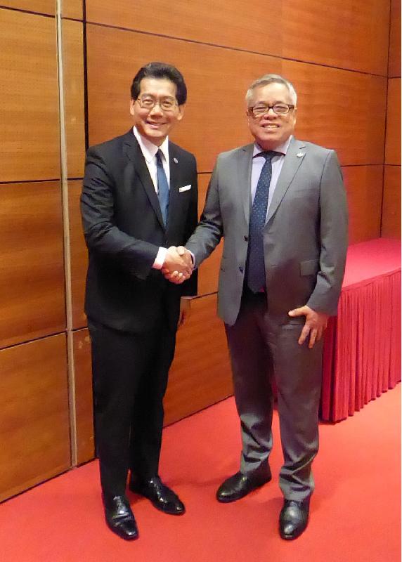 商务及经济发展局局长苏锦梁（左）今日（五月二十一日）在越南河内与菲律宾贸易和工业部部长Ramon Lopez会面，就共同关注的议题交换意见。