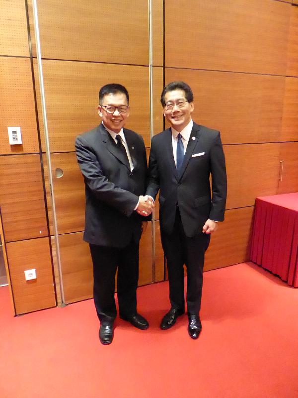 商务及经济发展局局长苏锦梁（右）今日（五月二十一日）在越南河内与泰国商务部副部长Winichai Chaemchaeng举行双边会议，讨论贸易和经济合作事宜。