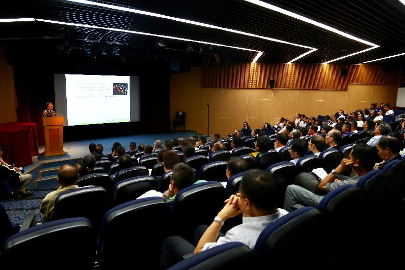 The 2017 Safety Afloat Educational Seminar was attended by almost 130 representatives from the shipping industries, water sport industries, and coxswains or vessel operators today (May 22) at the Hong Kong Space Museum.