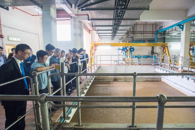 立法会议员今日（五月二十二日）参观大埔滤水厂的溶气浮选处理厂，观察溶气浮选澄清池的运作。