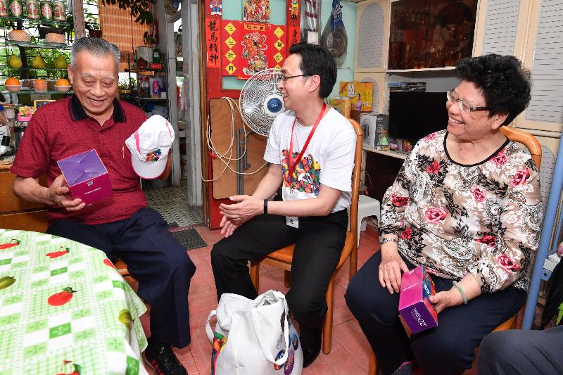 發展局局長馬紹祥（中）今日（五月二十二日）探訪荔景邨的長者家庭，了解其生活情況和需要，並派發禮物包。