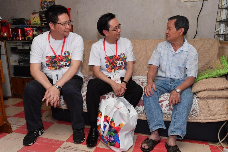 發展局局長馬紹祥（中）今日（五月二十二日）探訪荔景邨的長者，了解其生活情況和需要。旁為葵青區議會主席羅競成（左）。
