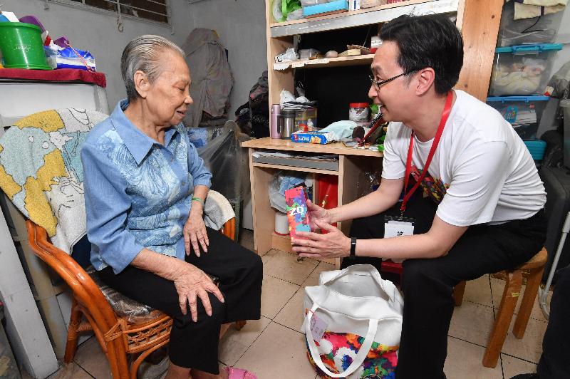 發展局局長馬紹祥（右）今日（五月二十二日）探訪荔景邨的長者，了解其生活情況和需要，並派發禮物包。
