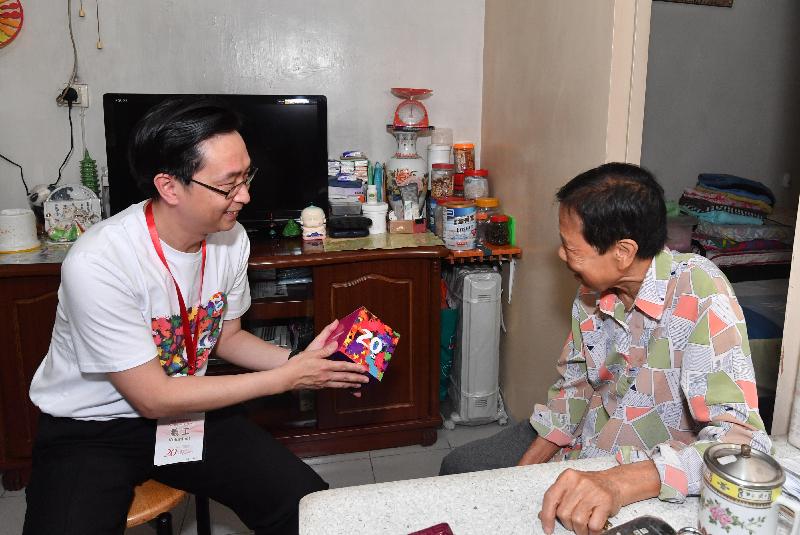 發展局局長馬紹祥（左）今日（五月二十二日）探訪荔景邨的長者，了解其日常生活情況和需要，並派發禮物包。