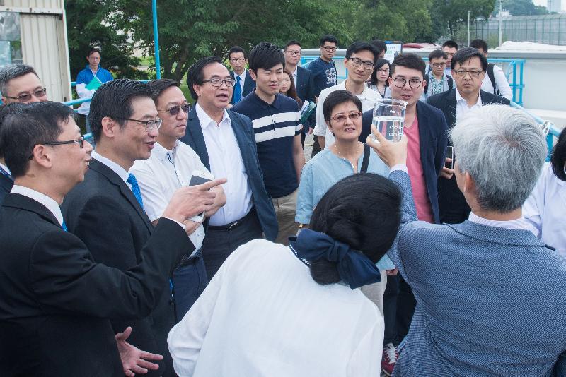 Members of the Legislative Council visit the reception point of Dongjiang water at Muk Wu Raw Water Pumping Station today (May 22) and observe the quality of a water sample just taken by a representative of the Water Supplies Department at the reception point.