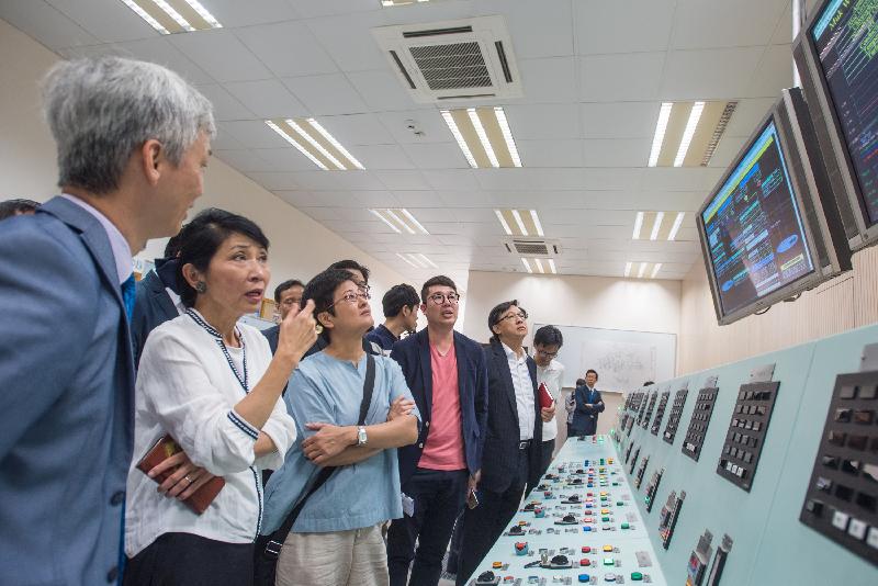 Members of the Legislative Council today (May 22) visit the Main Control Centre of Muk Wu Raw Water Pumping Station to better understand the operation of the water quality monitoring system.