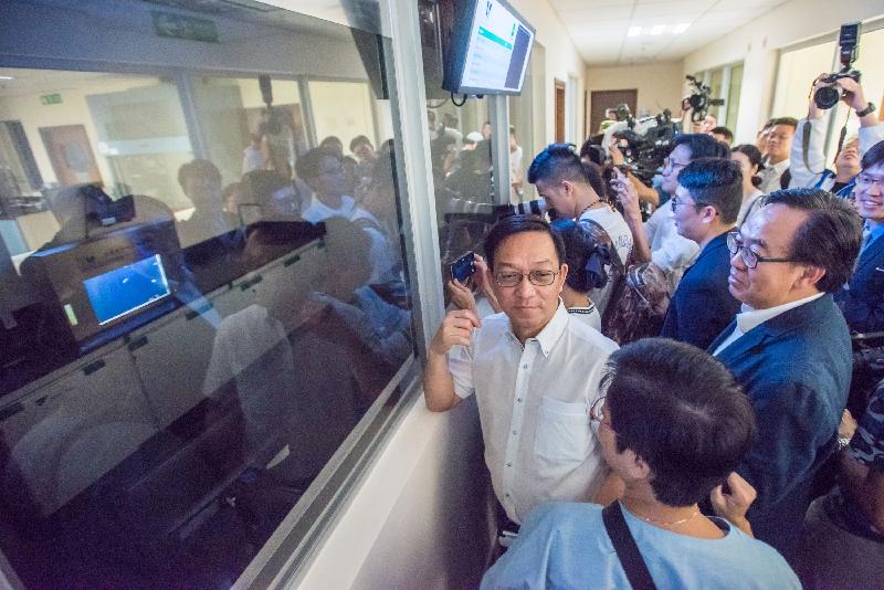 Members of the Legislative Council today (May 22) observe the operation of the Zebrafish Water Quality Monitoring System at Tai Po Water Treatment Works to get a deeper understanding of the latest technology adopted in monitoring water quality. 