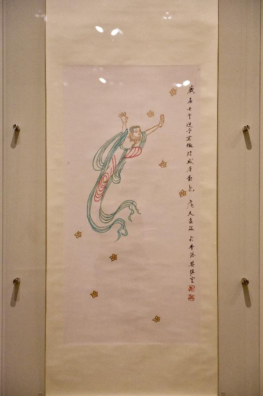 「敦煌韵致－－饶宗颐教授之敦煌学术艺术展」今日（五月二十三日）于香港文化博物馆开幕。图为展出的画作《散花飞天》。