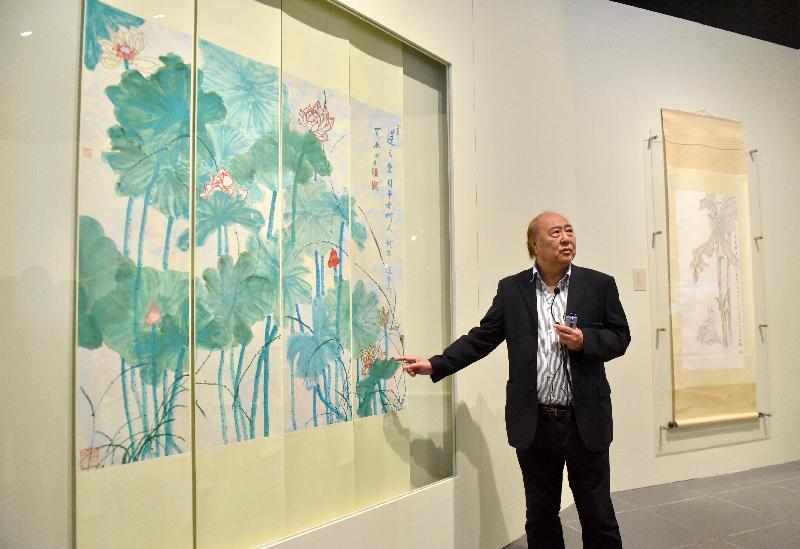 The opening ceremony of the exhibition "Splendours of Dunhuang: Jao Tsung-i's Selected Academic and Art Works Inspired by Dunhuang Culture" was held today (May 23) at the Hong Kong Heritage Museum. Photo shows the Deputy Director (Art) of the Jao Tsung-I Petite Ecole, the University of Hong Kong, Dr Tang Wai-hung, introducing the painting "Four Continuous Screen Lotus".