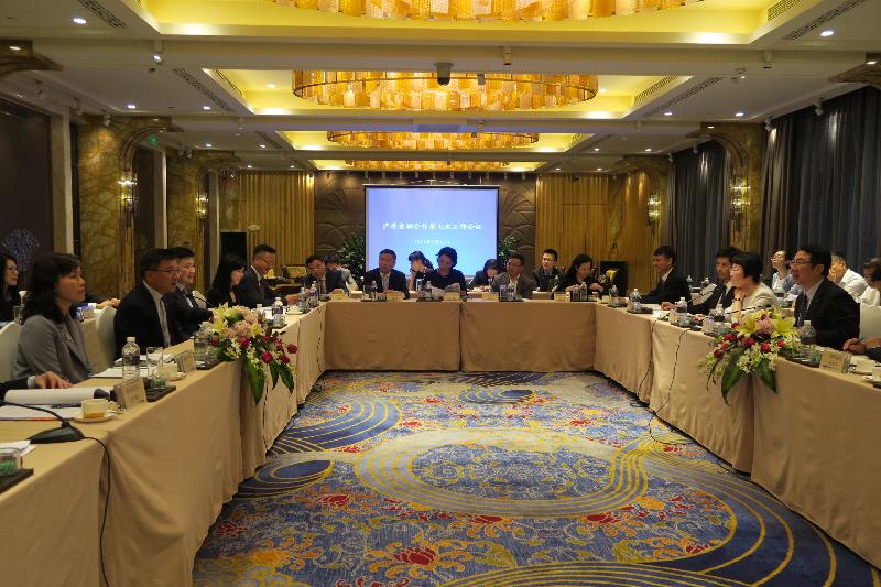 The Secretary for Financial Services and the Treasury, Professor K C Chan (second left), pictured at the seventh Working Meeting of Hong Kong-Shanghai Financial Co-operation in Shanghai today (May 23), discusses with Shanghai representatives ways to further enhance financial co-operation between the two places.