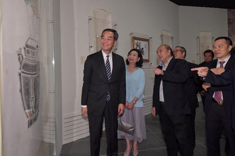 行政長官梁振英（左一）今日（五月二十三日）在香港文化博物館參觀「敦煌韻致－－饒宗頤教授之敦煌學術藝術展」。