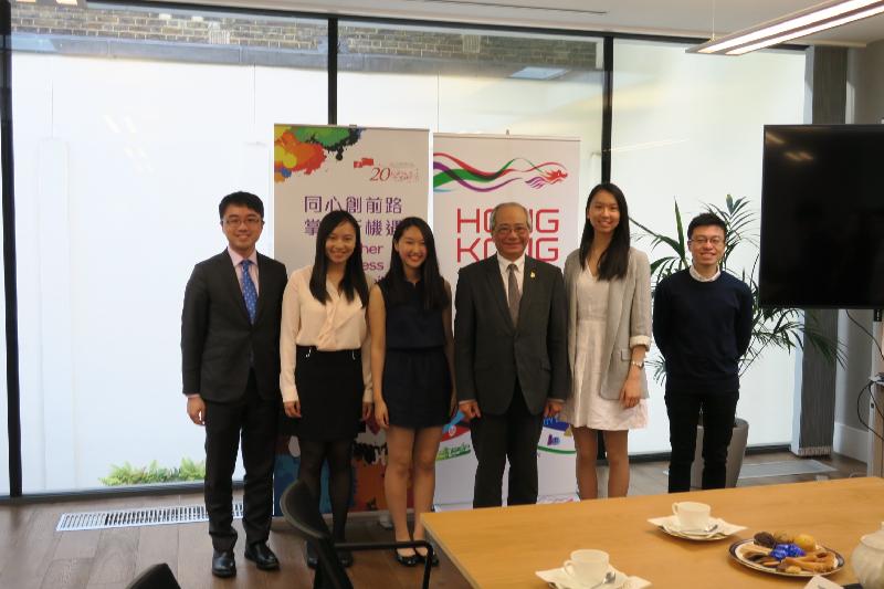 The Secretary for Education (SED), Mr Eddie Ng Hak-kim (third right), and the Political Assistant to the SED, Mr Jeff Sze (first left), met four university students from Hong Kong furthering their studies under the Hong Kong Scholarship for Excellence Scheme during his duty visit to London on May 23 (London time). Mr Ng encouraged the students to return to Hong Kong after graduation and make good use of their world-class education, global vision and international networks to contribute to Hong Kong and the country.
