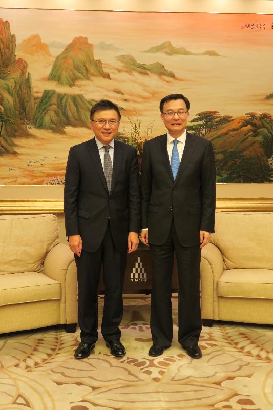 財經事務及庫務局局長陳家強（左）今日（五月二十四日）繼續在上海的行程，與上海市常務副市長周波（右）會面，就兩地金融合作和金融科技發展等議題交換意見。