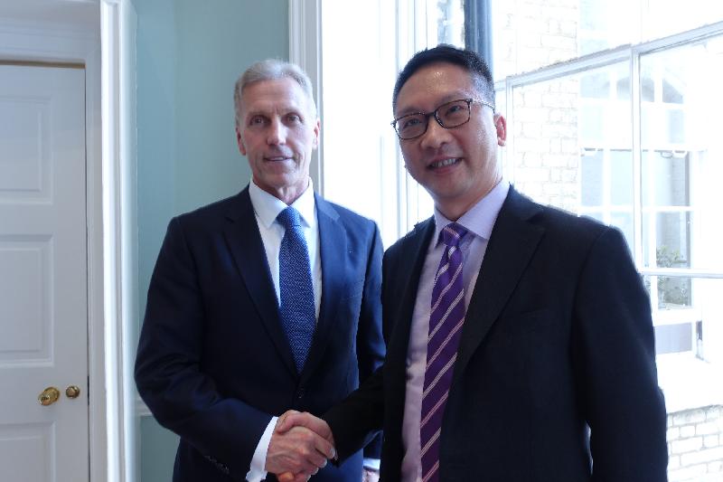 The Secretary for Justice, Mr Rimsky Yuen, SC (right) meets with the Chief Executive of the Asia House, Mr Michael Lawrence (left), in London today (May 24, UK time).