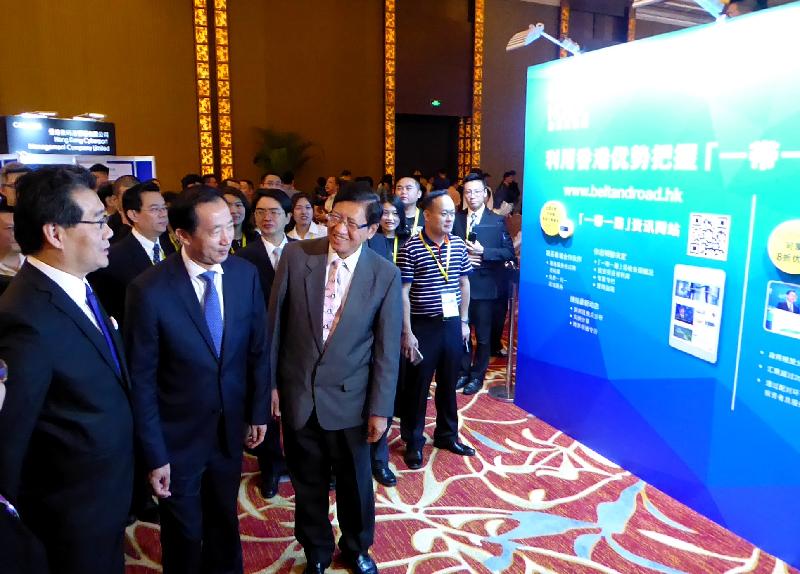 The Secretary for Commerce and Economic Development, Mr Gregory So (first left); the Vice-Governor of Fujian Province, Mr Li Dejin (second left); and the Deputy Executive Director of the Hong Kong Trade Development Council, Mr Raymond Yip (third left), tour the SmartHK 2017 exhibition in Fuzhou today (May 25).