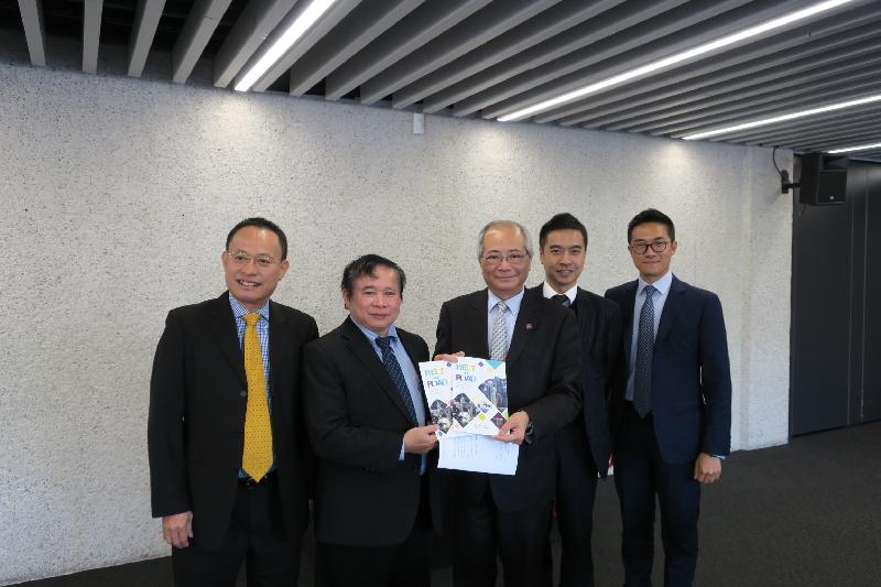 The Secretary for Education, Mr Eddie Ng Hak-kim (centre), attended Going Global 2017, an international education conference organised by the British Council, and held a bilateral meeting with the Vice Minister of the Ministry of Education and Training of Vietnam, Mr Bui Van Ga (second left), on May 24 (London time).

