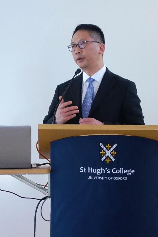 The Secretary for Justice, Mr Rimsky Yuen, SC, arrived in Oxford, the United Kingdom, on May 25 (UK time) to continue his duty visit. Photo shows Mr Yuen delivering a speech under the Dr Mok Hing Yiu Memorial Lectureship at St Hugh’s College, University of Oxford.