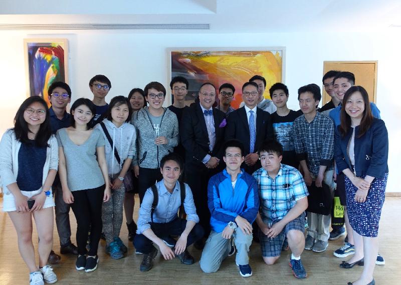 The Secretary for Justice, Mr Rimsky Yuen, SC (second row, fourth right), is pictured with Hong Kong students and guests after the talk for the Dr Mok Hing Yiu Memorial Lectureship at St Hugh's College, University of Oxford, the United Kingdom, on May 25 (UK time).