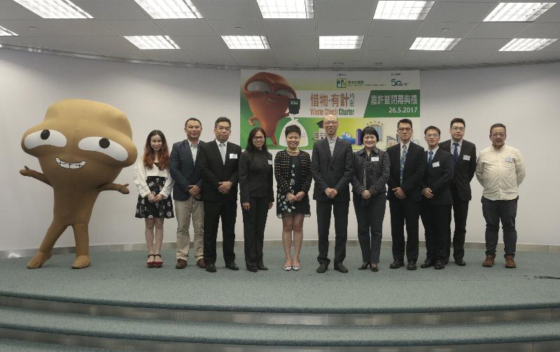 環境局局長黃錦星（中）、香港生產力促進局總裁麥鄧碧儀（右五）今日（五月二十六日）聯同其他嘉賓與《惜物．有計》約章簽署機構代表合照。
