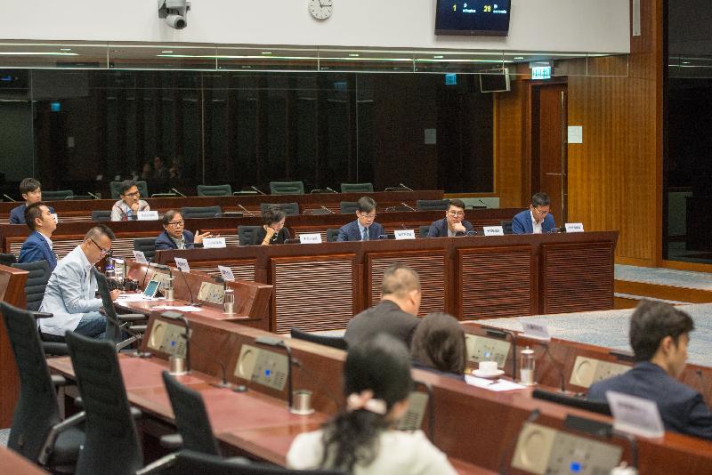 立法會議員與荃灣區議會議員今日（五月二十六日）在立法會綜合大樓討論荃灣海旁臭味問題。