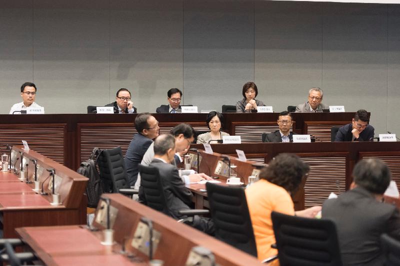 Members of the Legislative Council (LegCo) and Central and Western District Council discuss the implementation arrangements for municipal solid waste charging and the problem of illegal refuse deposits in the district at the Legislative Council Complex today (May 26).