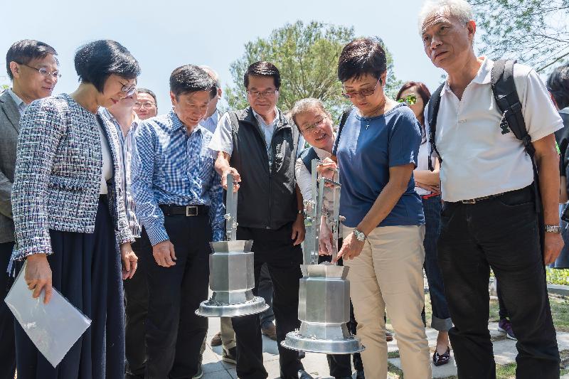 The Legislative Council Panel on Food Safety and Environmental Hygiene conducted a site visit to the Garden of Remembrance at Wo Hop Shek Kiu Tau Road Columbarium Phase V today (May 27) to get to know how to use the ash scattering device.
