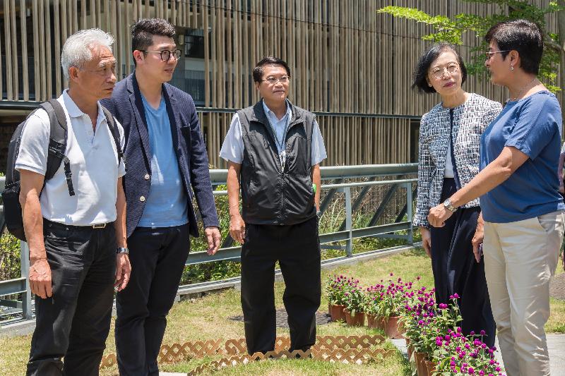 The Legislative Council (LegCo) Panel on Food Safety and Environmental Hygiene conducted a site visit to the Garden of Remembrance at Wo Hop Shek Kiu Tau Road Columbarium Phase V today (May 27). Photo shows members of the LegCo exchange views with the Under Secretary for Food and Health, Professor Sophia Chan (second right), on how to promote green burial.
