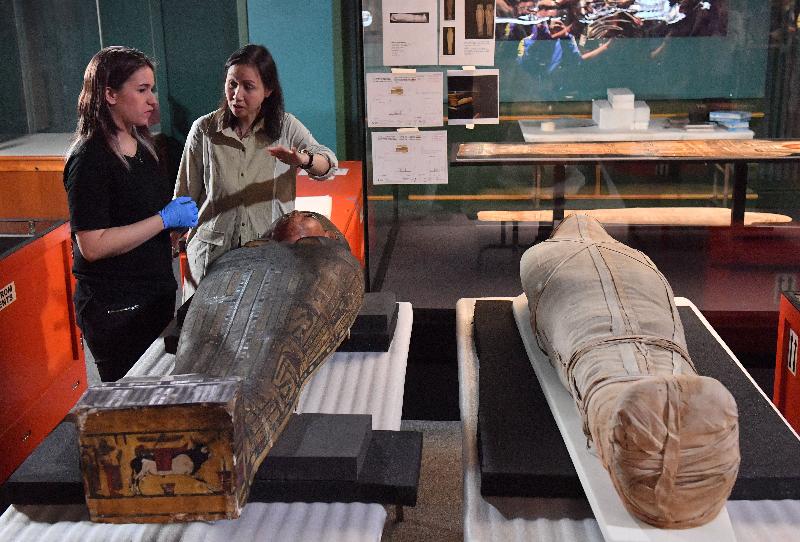 「永生傳說－－透視古埃及文明」展覽於六月二日至十月十八日在尖沙咀香港科學館舉行。圖示展品「內斯達華狄特的木乃伊和內棺木」的開箱情況。