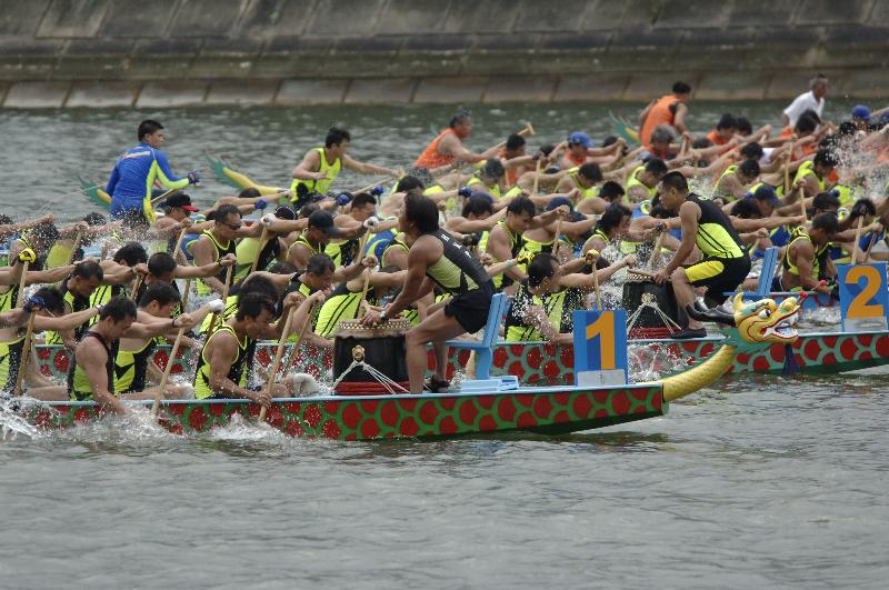 Dragon boat races will be held in various districts on Tuesday (May 30) during the Tuen Ng Festival to celebrate the 20th anniversary of the establishment of the Hong Kong Special Administrative Region. Dragon boat fans can also enjoy the Hong Kong Dragon Boat Carnival from June 2 to 4 (Friday to Sunday) in the Central Harbourfront.