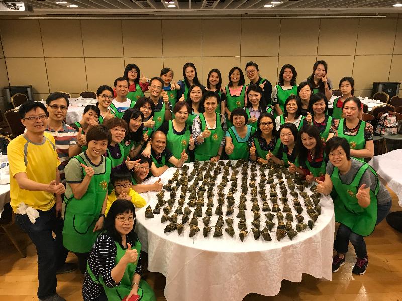 Members of the Housing Department Volunteers Corps held an afternoon gathering for elderly tenants on May 27. Photo shows members of the Volunteers Corps and their handmade rice dumplings.