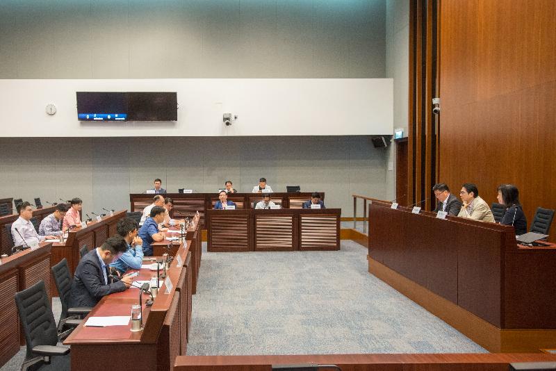 Members of the Legislative Council (LegCo) and Wong Tai Sin District Council discuss matters relating to enhancing food safety regulation at the LegCo Complex today (May 29).