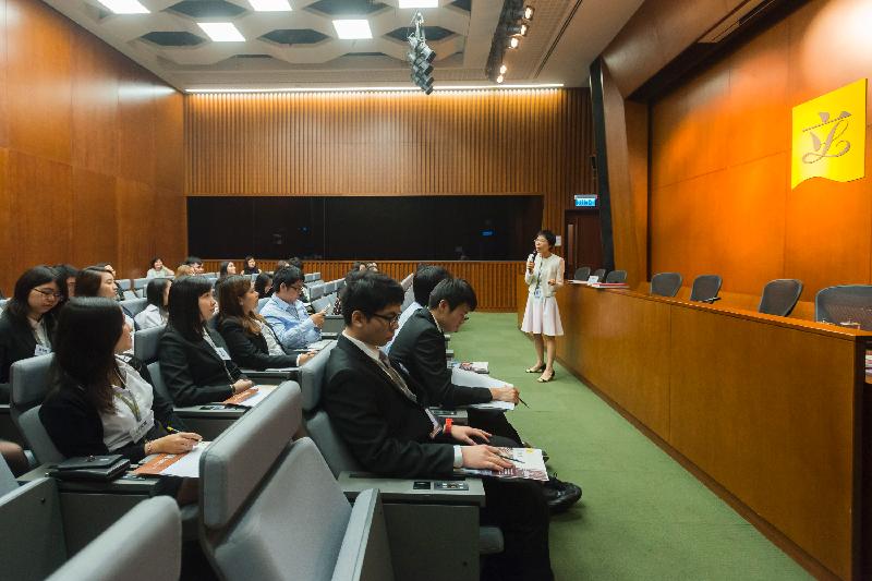 The Legislative Council (LegCo) Secretariat launched the 2017 internship programme today (May 29). The Acting Secretary General of the LegCo Secretariat, Miss Odelia Leung (right), welcomes the students at the orientation session.