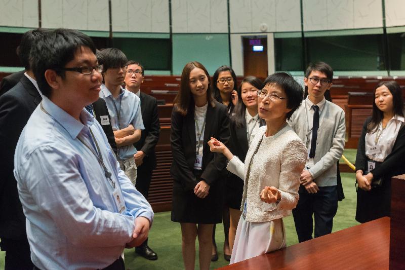 The Legislative Council (LegCo) Secretariat launched the 2017 internship programme today (May 29). The Acting Secretary General of the LegCo Secretariat, Miss Odelia Leung (third right), briefs the students on the meeting facilities in the Chamber of the LegCo Complex.
