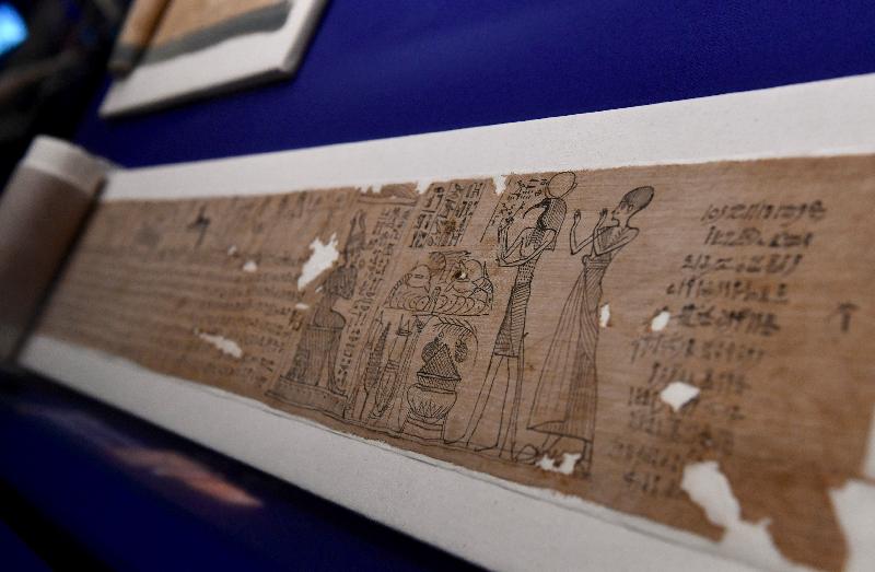 香港科学馆本年度重点展览「香港赛马会呈献系列：永生传说－－透视古埃及文明」明日（六月二日）起举行。图示展品「荷尔的带铭文布条」（约公元前332至250年，大英博物馆藏品）。