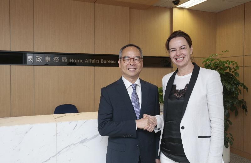 民政事務局局長劉江華（左）今日（六月一日）與正在香港訪問的奥地利家庭與青年部長Sophie Karmasin博士（右）會晤，雙方商討了奧地利和香港未來在「國際青年交流計劃」下進行青年交流的合作的安排。