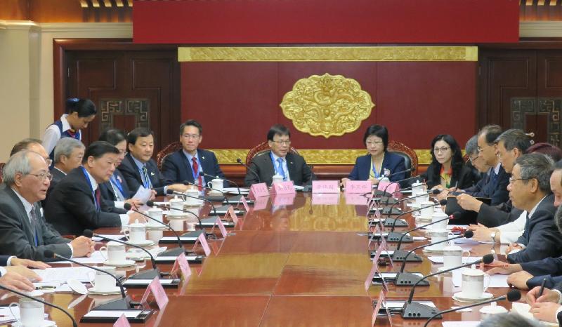 教育局局長吳克儉（左一）與八所大學教育資助委員會資助大學的高層今日（六月一日）在北京訪問國家教育部，與教育部部長陳寶生（右一）就高等教育交流意見。
