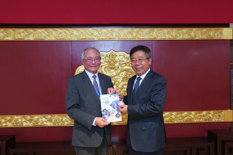 教育局局长吴克俭（左）今日（六月一日）在北京与国家教育部部长陈宝生合照。

